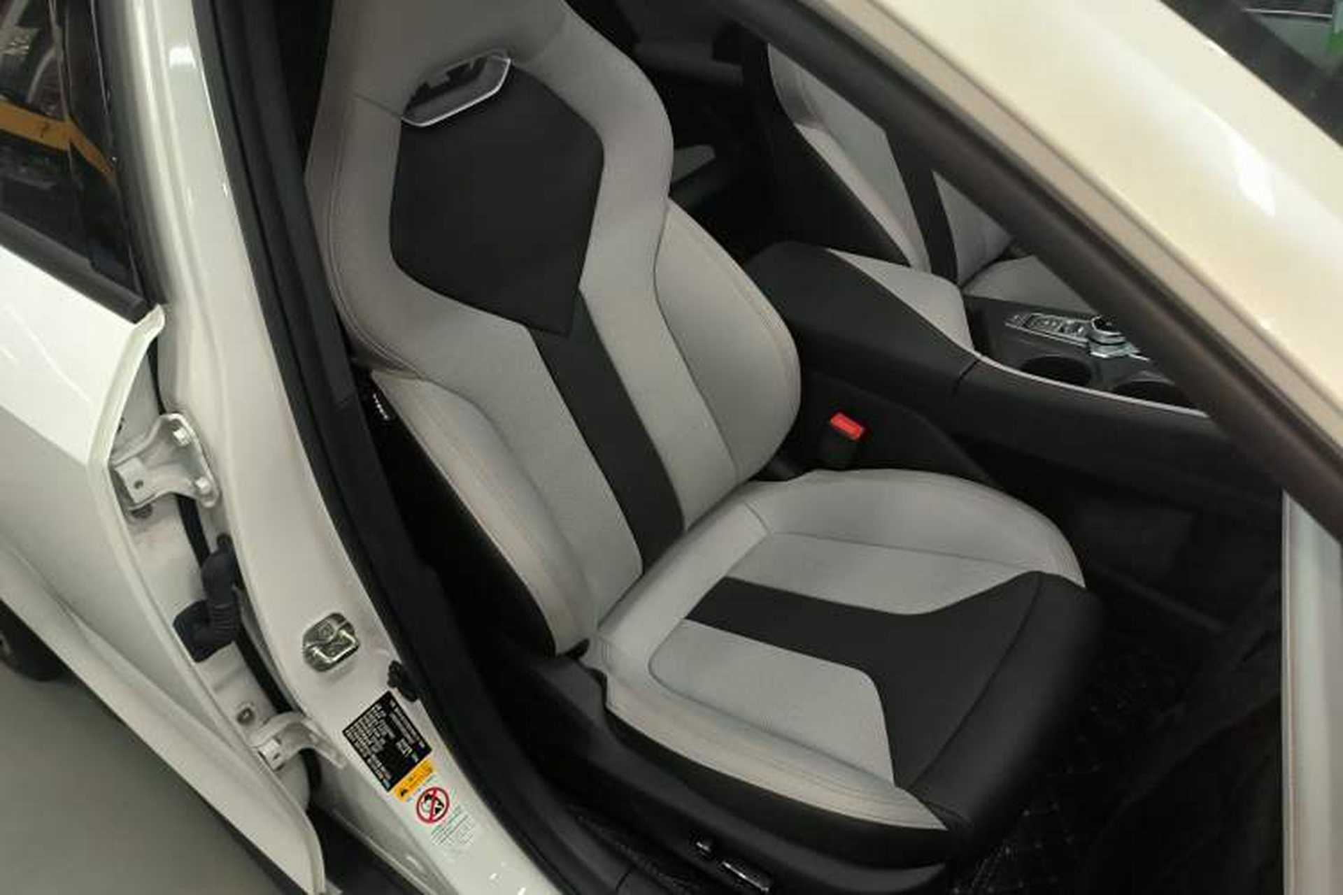 Used CHANGAN UNI-V iDD 2024 Blue Whale Smart Electric iDD 136km Luxury Model Right Front Seat