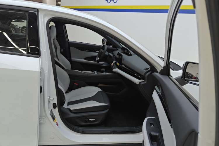 Used CHANGAN UNI-V iDD 2024 Blue Whale Smart Electric iDD 136km ZhiKu Model Right Front Seat