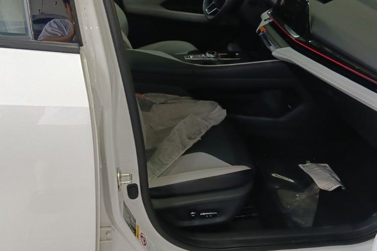 Used CHANGAN UNI-V iDD 2024 Blue Whale Smart Electric iDD 136km Luxury Model Right Front Seat