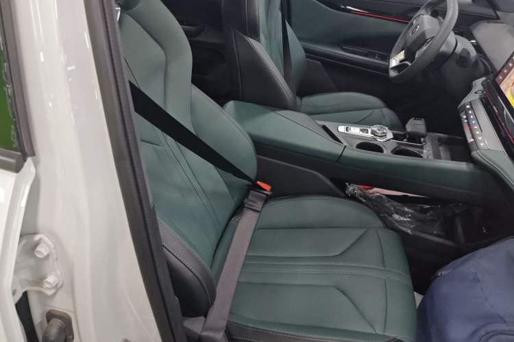 Used CHANGAN UNI-V iDD 2024 Blue Whale Smart Electric iDD 136km Luxury Model Right Front Seat