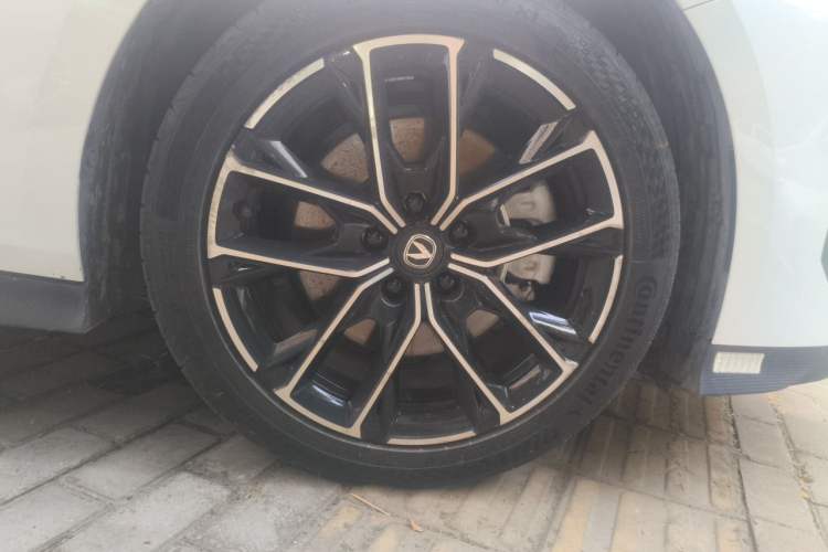 Used CHANGAN UNI-V iDD 2024 Blue Whale Smart Electric iDD 136km Luxury Model Right Front Wheel Hub