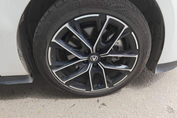 Used CHANGAN UNI-V iDD 2024 Blue Whale Smart Electric iDD 136km Luxury Model Right Front Wheel Hub