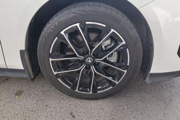 Used CHANGAN UNI-V iDD 2024 Blue Whale Smart Electric iDD 136km Luxury Model Right Front Wheel Hub
