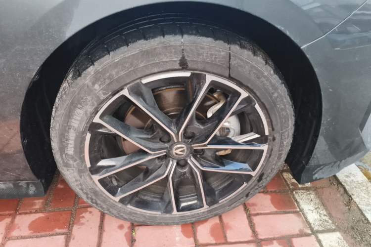 Used CHANGAN UNI-V iDD 2024 Blue Whale Smart Electric iDD 136km Luxury Model Right Front Wheel Hub