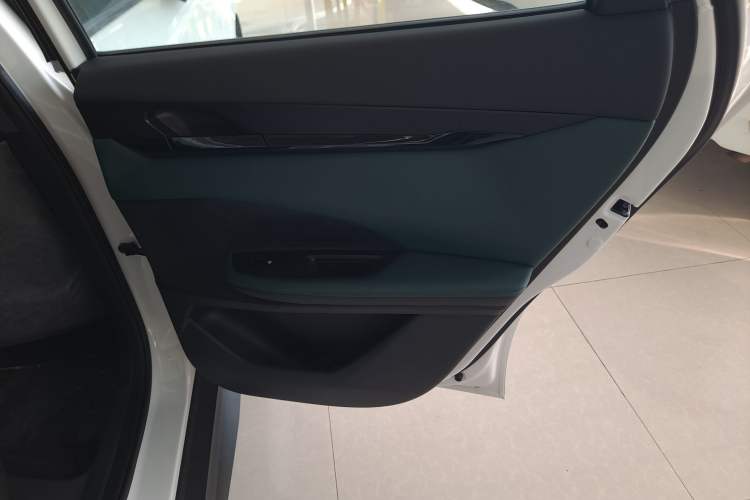 Used CHANGAN UNI-V iDD 2024 Blue Whale Smart Electric iDD 136km Luxury Model Right Rear Door Interior