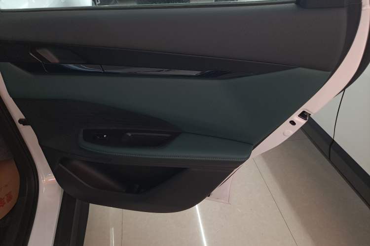 Used CHANGAN UNI-V iDD 2024 Blue Whale Smart Electric iDD 136km Luxury Model Right Rear Door Interior