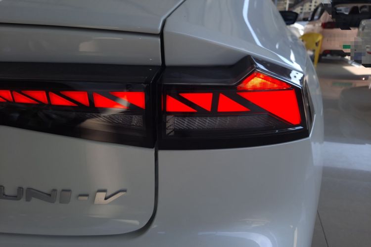 Used CHANGAN UNI-V iDD 2024 Blue Whale Smart Electric iDD 136km Luxury Model Right Rear Taillight