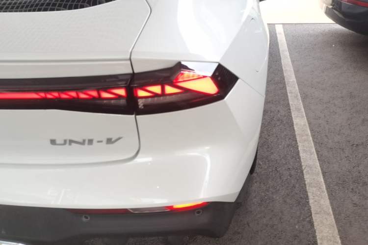 Used CHANGAN UNI-V iDD 2024 Blue Whale Smart Electric iDD 136km ZhiKu Model Right Rear Taillight