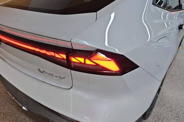 Used CHANGAN UNI-V iDD 2024 Blue Whale Smart Electric iDD 136km ZhiKu Model Right Rear Taillight