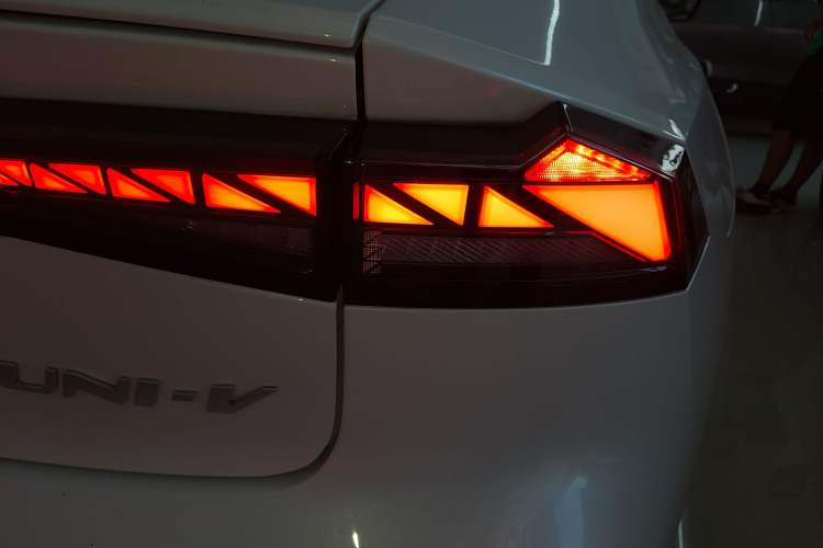 Used CHANGAN UNI-V iDD 2024 Blue Whale Smart Electric iDD 136km Luxury Model Right Rear Taillight
