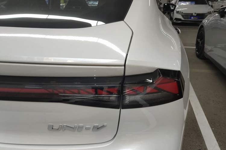 Used CHANGAN UNI-V iDD 2024 Blue Whale Smart Electric iDD 136km ZhiKu Model Right Rear Taillight