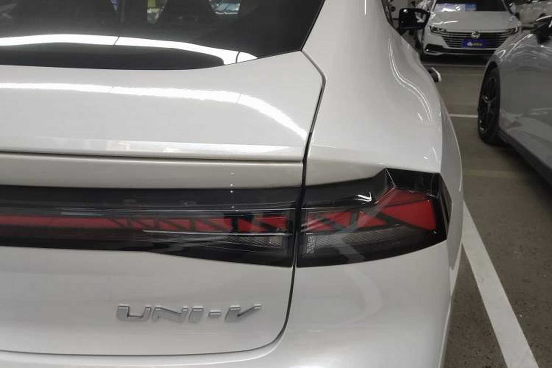 Used CHANGAN UNI-V iDD 2024 Blue Whale Smart Electric iDD 136km ZhiKu Model Right Rear Taillight