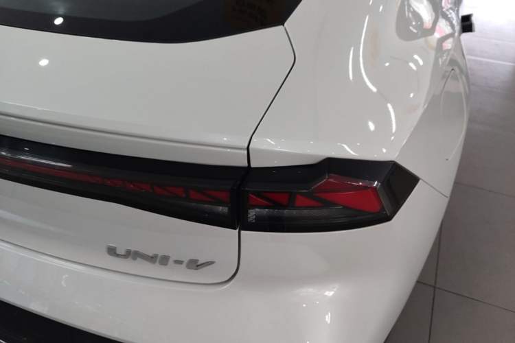 Used CHANGAN UNI-V iDD 2024 Blue Whale Smart Electric iDD 136km ZhiKu Model Right Rear Taillight
