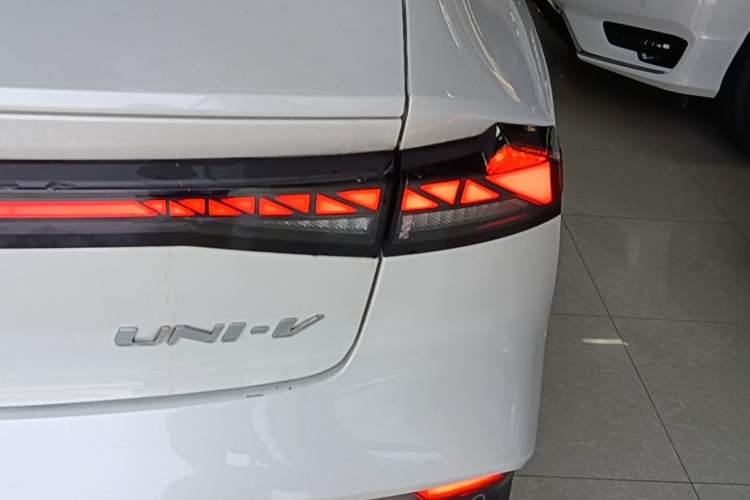 Used CHANGAN UNI-V iDD 2024 Blue Whale Smart Electric iDD 136km Luxury Model Right Rear Taillight