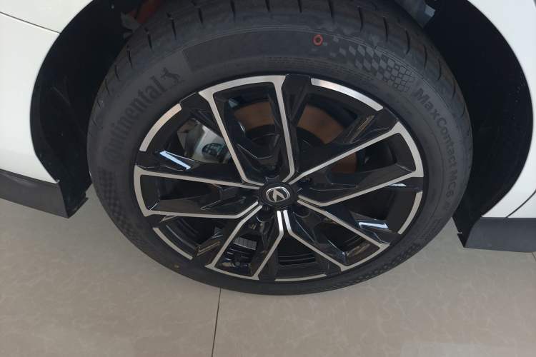 Used CHANGAN UNI-V iDD 2024 Blue Whale Smart Electric iDD 136km Luxury Model Right Rear Wheel Hub