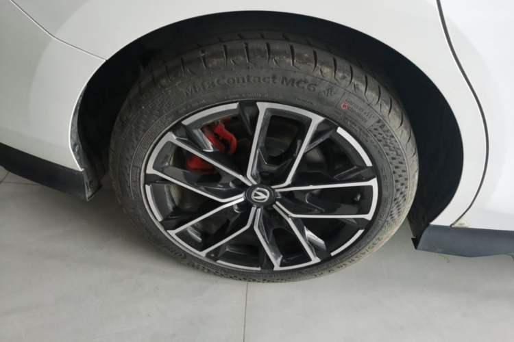 Used CHANGAN UNI-V iDD 2024 Blue Whale Smart Electric iDD 136km Luxury Model Right Rear Wheel Hub