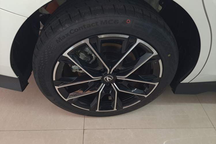 Used CHANGAN UNI-V iDD 2024 Blue Whale Smart Electric iDD 136km Luxury Model Right Rear Wheel Hub
