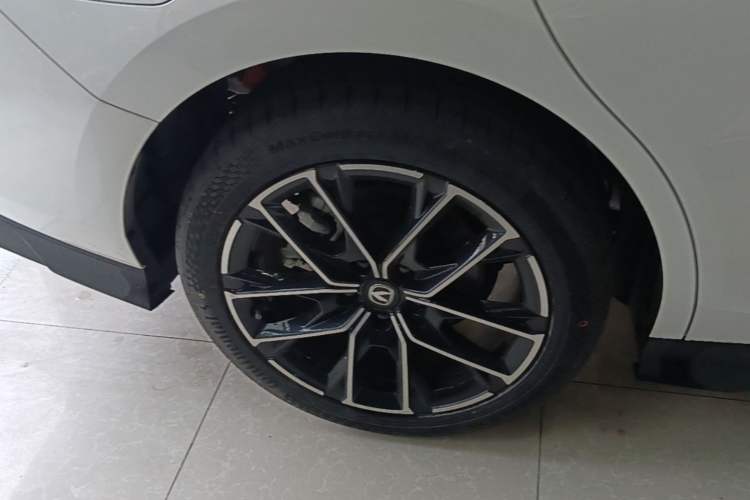 Used CHANGAN UNI-V iDD 2024 Blue Whale Smart Electric iDD 136km Luxury Model Right Rear Wheel Hub