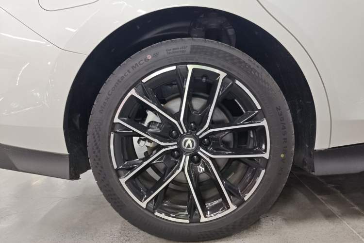 Used CHANGAN UNI-V iDD 2024 Blue Whale Smart Electric iDD 136km Luxury Model Right Rear Wheel Hub