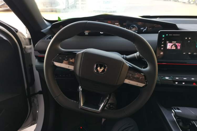 Used CHANGAN UNI-V iDD 2024 Blue Whale Smart Electric iDD 136km Luxury Model Steering Wheel