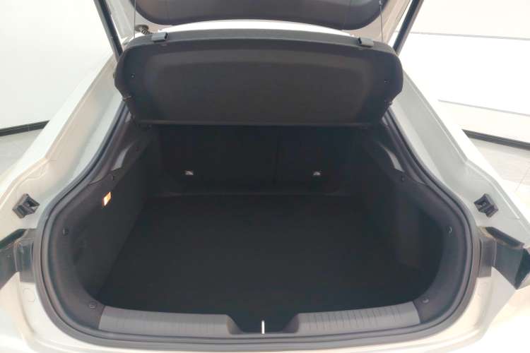 Used CHANGAN UNI-V iDD 2024 Blue Whale Smart Electric iDD 136km Luxury Model Trunk