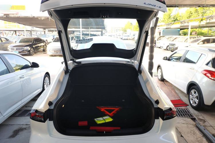 Used CHANGAN UNI-V iDD 2024 Blue Whale Smart Electric iDD 136km Luxury Model Trunk