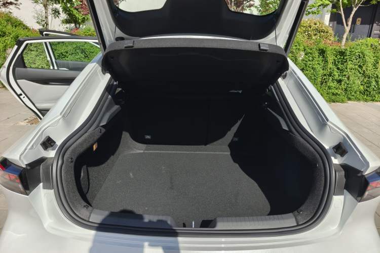 Used CHANGAN UNI-V iDD 2024 Blue Whale Smart Electric iDD 136km Luxury Model Trunk