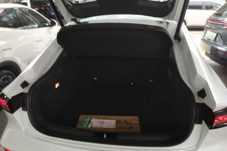 Used CHANGAN UNI-V iDD 2024 Blue Whale Smart Electric iDD 136km ZhiKu Model Trunk