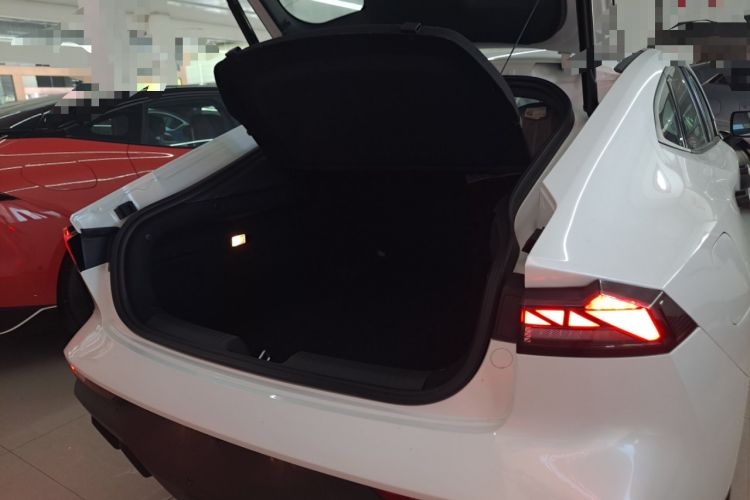 Used CHANGAN UNI-V iDD 2024 Blue Whale Smart Electric iDD 136km Luxury Model Trunk