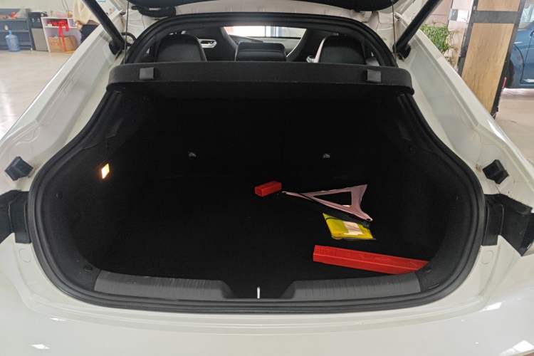 Used CHANGAN UNI-V iDD 2024 Blue Whale Smart Electric iDD 136km Luxury Model Trunk