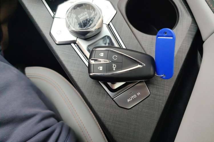 Used CHANGAN UNI-V iDD 2024 Blue Whale Smart Electric iDD 136km Luxury Model Vehicle Key