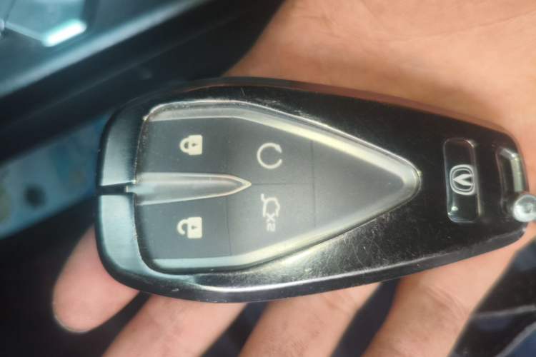 Used CHANGAN UNI-V iDD 2024 Blue Whale Smart Electric iDD 136km Luxury Model Vehicle Key