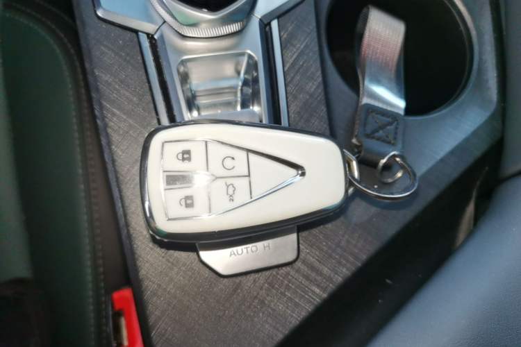 Used CHANGAN UNI-V iDD 2024 Blue Whale Smart Electric iDD 136km Luxury Model Vehicle Key