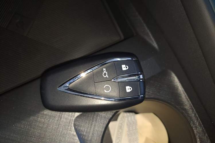 Used CHANGAN UNI-V iDD 2024 Blue Whale Smart Electric iDD 136km Luxury Model Vehicle Key