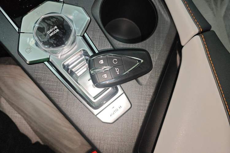 Used CHANGAN UNI-V iDD 2024 Blue Whale Smart Electric iDD 136km Luxury Model Vehicle Key