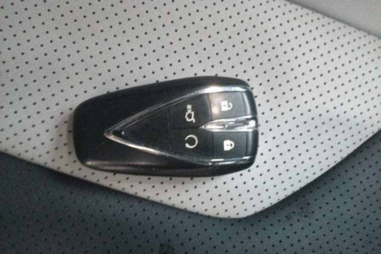 Used CHANGAN UNI-V iDD 2024 Blue Whale Smart Electric iDD 136km Luxury Model Vehicle Key