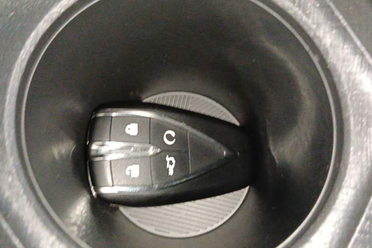 Used CHANGAN UNI-V iDD 2024 Blue Whale Smart Electric iDD 136km Luxury Model Vehicle Key