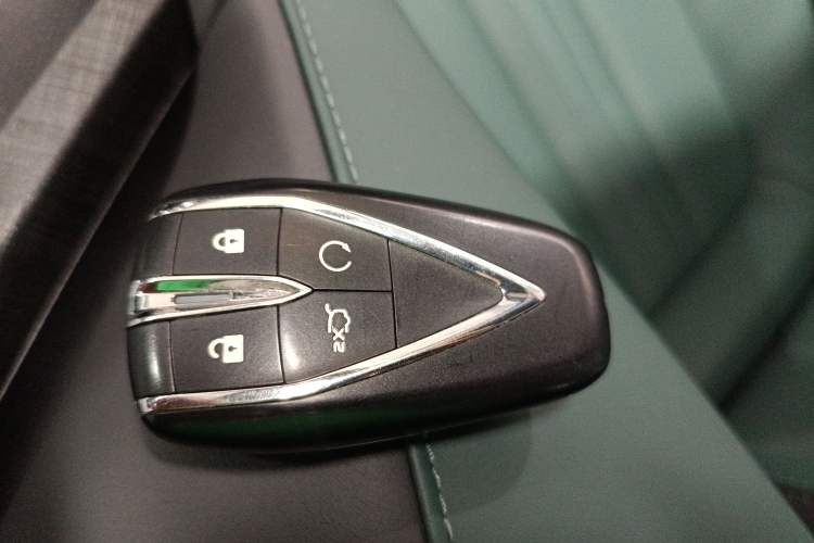 Used CHANGAN UNI-V iDD 2024 Blue Whale Smart Electric iDD 136km Luxury Model Interior 1