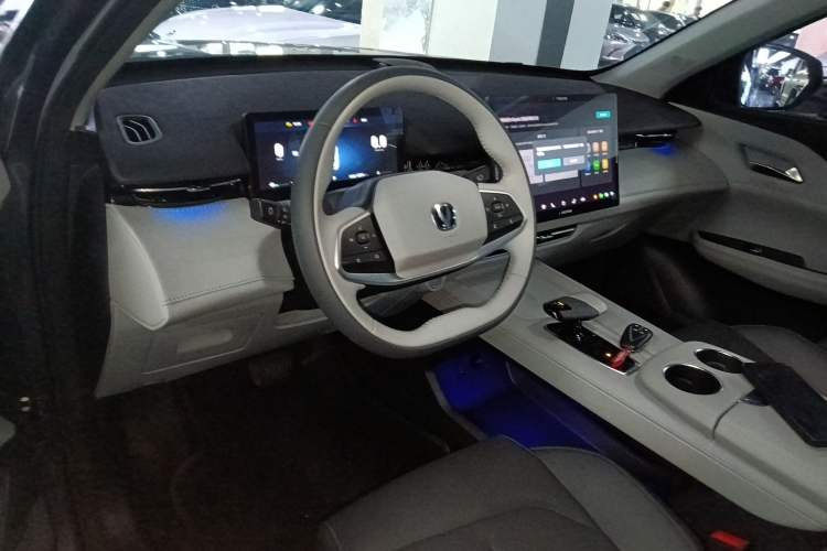 Used CHANGAN UNI-Z 2025 1.5T Premium Edition Center Console