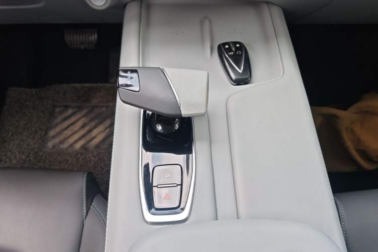 Used CHANGAN UNI-Z 2025 1.5T Premium Edition Gear Lever