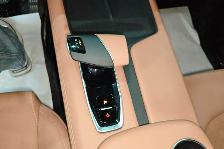 Used CHANGAN UNI-Z 2025 1.5T Luxury Version Gear Lever