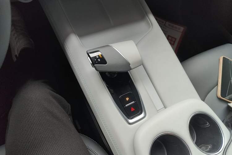 Used CHANGAN UNI-Z 2025 1.5T Premium Edition Gear Lever