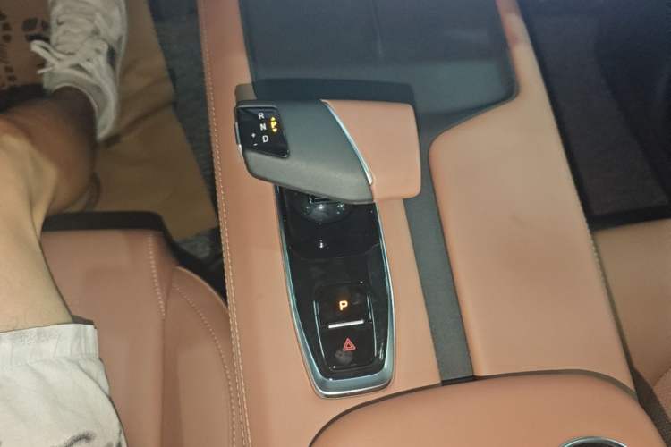 Used CHANGAN UNI-Z 2025 1.5T Luxury Version Gear Lever