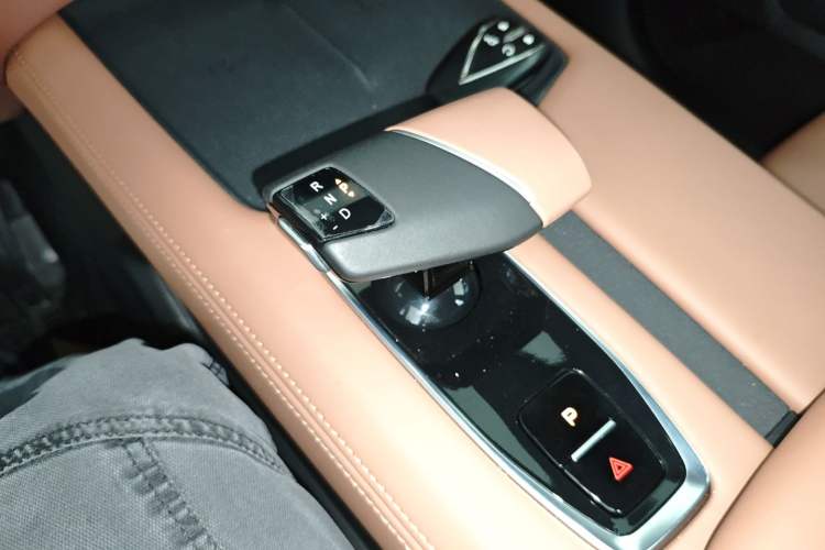 Used CHANGAN UNI-Z 2025 1.5T Premium Edition Gear Lever