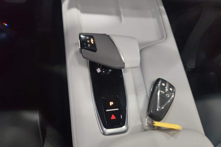 Used CHANGAN UNI-Z 2025 1.5T Premium Edition Gear Lever