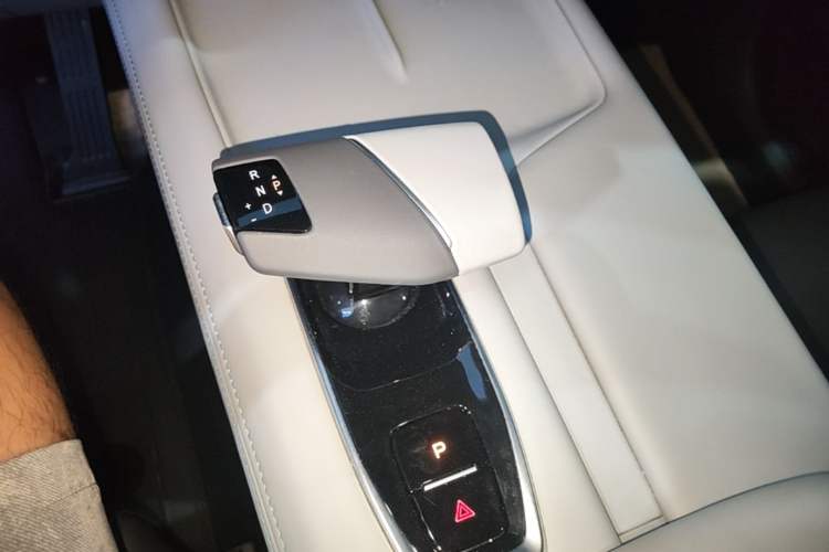 Used CHANGAN UNI-Z 2025 1.5T Luxury Version Gear Lever