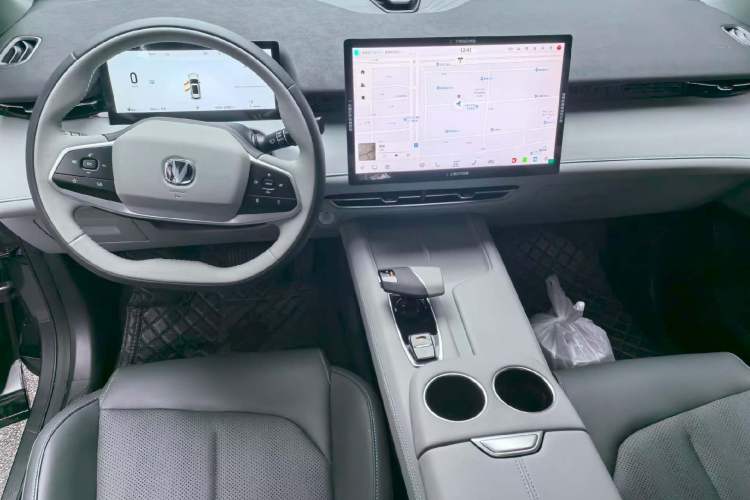 Used CHANGAN UNI-Z 2025 1.5T Premium Edition Interior 2