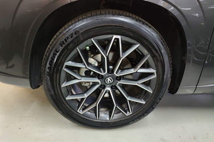 Used CHANGAN UNI-Z 2025 1.5T Luxury Version Left Front Wheel Hub