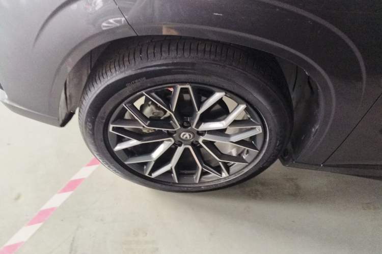 Used CHANGAN UNI-Z 2025 1.5T Premium Edition Left Front Wheel Hub