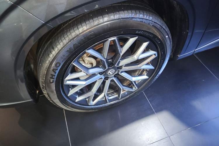 Used CHANGAN UNI-Z 2025 1.5T Luxury Version Left Front Wheel Hub